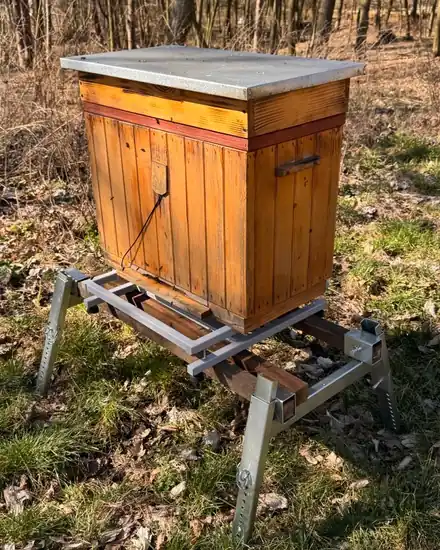 Drewniany ul stojący na wadze pasiecznej BeeConnect w pasiece w lesie